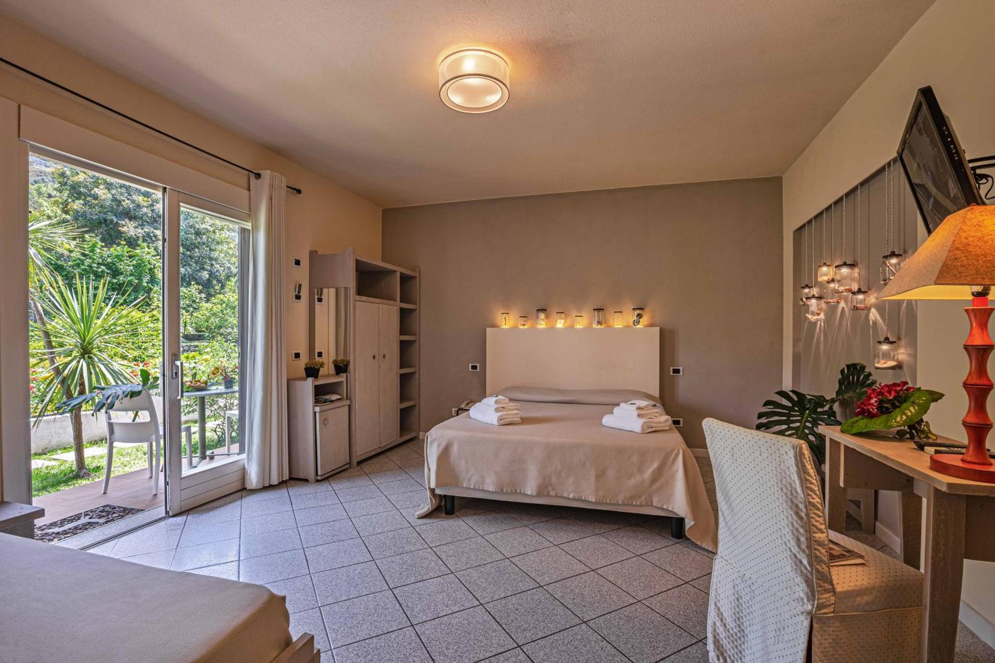 SantʼAndrea Hotel Cernia Isola Botanica מראה חיצוני תמונה
